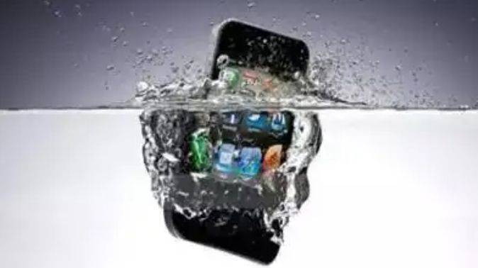 华为手机进水 不能开机
:手机受潮后会自己恢复吗？