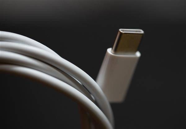 苹果充电破解版:欧盟约法三章：苹果无法对iPhone 15 USB-C加密来限制充电速度-第1张图片-太平洋在线下载